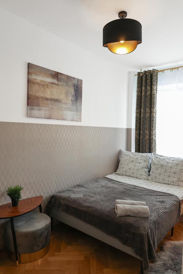 Clicktheflat Three Crosses Square Hostel